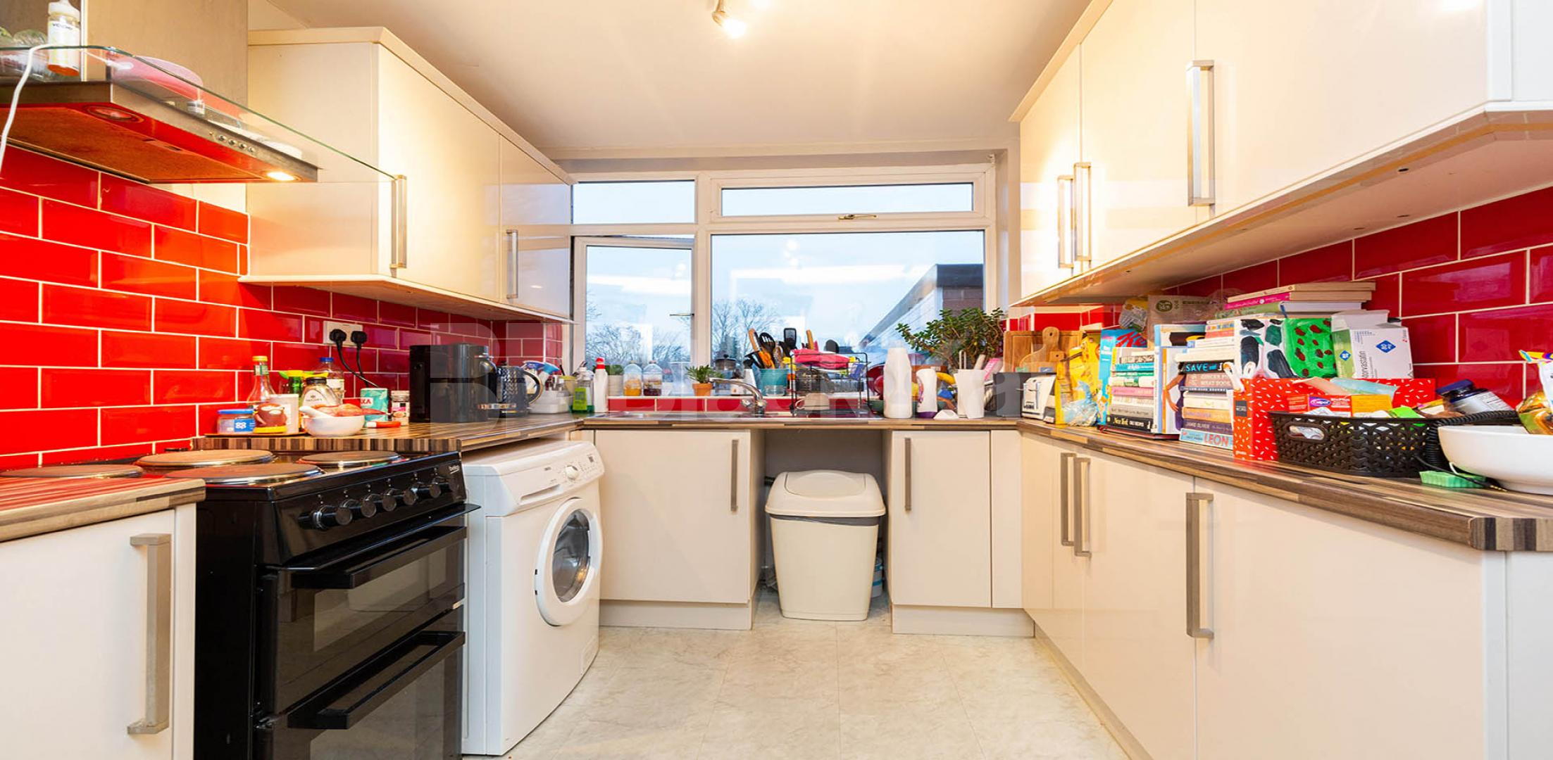 			SPACIOUS 2 BED !, 2 Bedroom, 1 bath, 1 reception Flat			 Hillside, Crouch End Hill, Crouch End